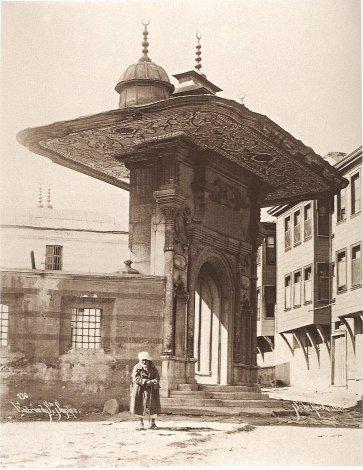 İmaret gate of Hagia Sophia, Sebah & Joaillier, 1890 (Özendes 2013)