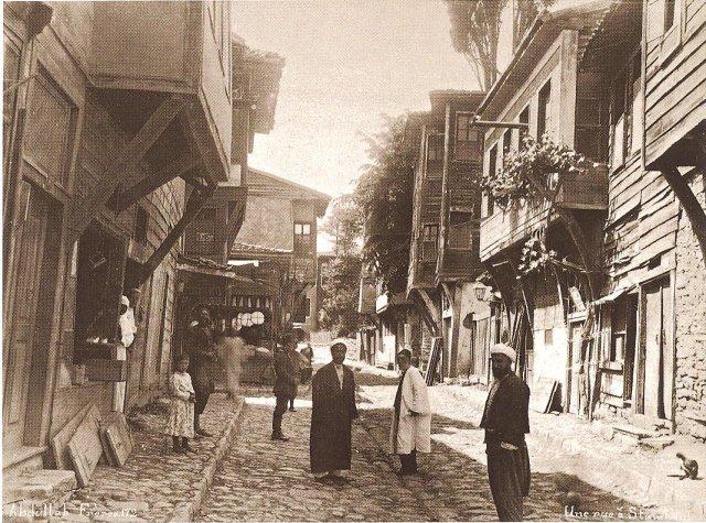 A street in İstanbul, Abdullah Freres, 1870 (Özendes 2013)