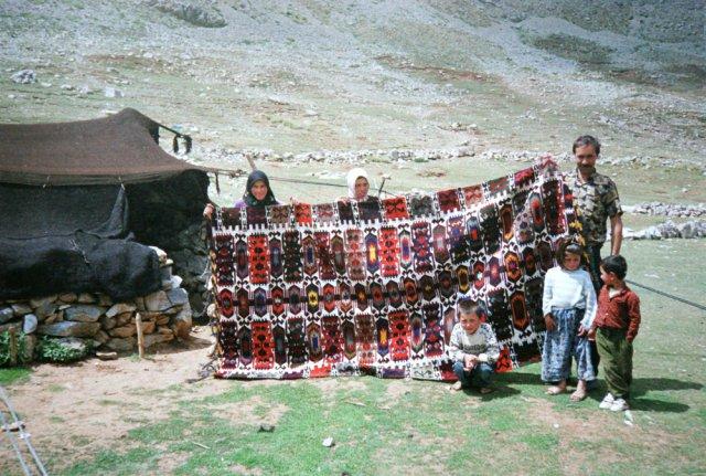 A large Karakoyunlu kilim on the Anamas Yayla with weavers (Harald Böhmer, Nomads in Anatolia 2008)
